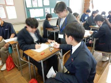 壁打ちしながらマインドマップを作成する生徒のようす4