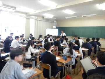 興味の本質を考える生徒のようす1