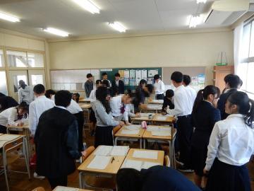 ギャラリーウォークをする生徒のようす1