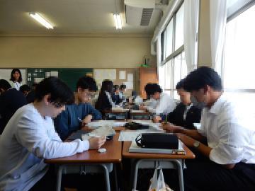 興味の本質を考える生徒のようす2