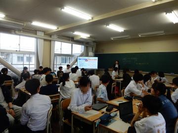 教室内で、問いと仮説の立て方について学ぶ生徒たちの様子