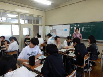 教室内で、ワークシートに取り組む生徒たちの様子