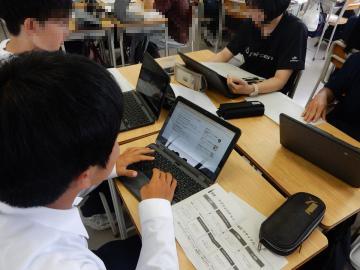 学んだリサーチ手法を用いてワークシートに取り組む生徒のようす1