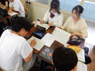 学んだリサーチ手法を用いてワークシートに取り組む生徒のようす3