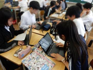 学んだリサーチ手法を用いてワークシートに取り組む生徒のようす4