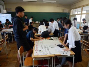 ポスターセッションの準備をする生徒のようす1