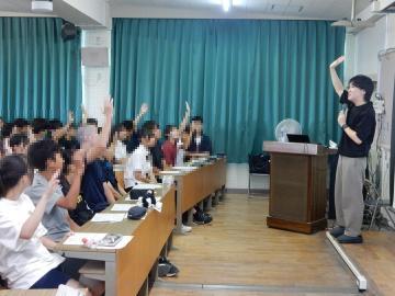 講演会講師と生徒のようす