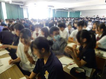 講演会の中で話し合いをする生徒のようす