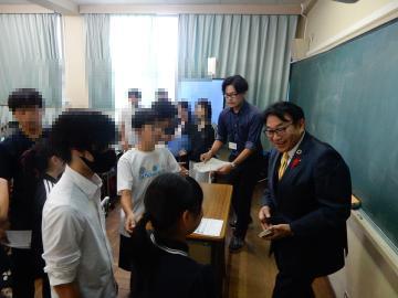 自分たちの課の取り組みを市長に説明する生徒のようす1