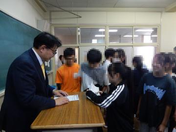 自分たちの課の取り組みを市長に説明する生徒のようす2