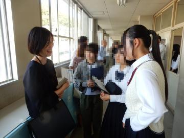 自分たちの課の取り組みを教育長に説明する生徒のようす1