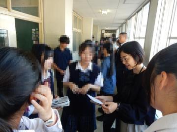 自分たちの課の取り組みを教育長に説明する生徒のようす2