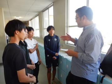 自分たちの課の取り組みを廣部氏（株式会社Barbara Pool）に説明する生徒のようす