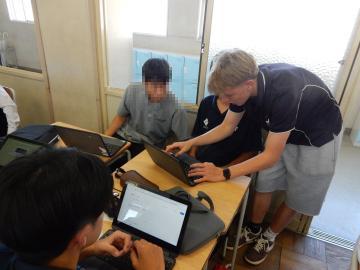 シービュー高校生とともに課題に取り組む生徒のようす1