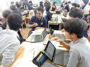シービュー高校生とともに課題に取り組む生徒のようす2