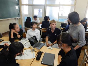 シービュー高校生とともに課題に取り組む生徒のようす3