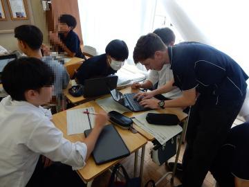シービュー高校生とともに課題に取り組む生徒のようす4