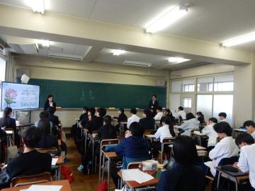 本校キャリアセンターについての説明を聞く生徒のようす