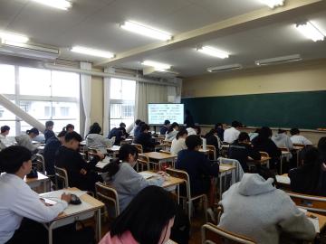探究ワークシートに取り組む生徒のようす