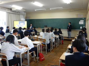 本校キャリアセンターについての説明を聞く生徒のようす