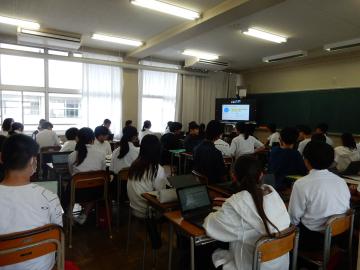 オンライン講座を受ける生徒のようす1