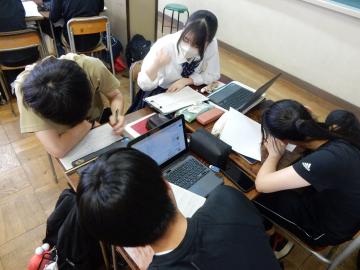 学んだリサーチ手法を用いてワークシートに取り組む生徒のようす2