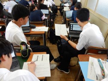 ワークシートに取り組む生徒のようす1