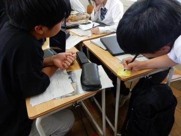ワークシートに取り組む生徒のようす2