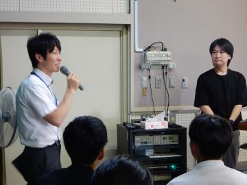 謝辞を述べる探究推進部職員のようす