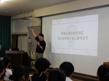 講演会講師が生徒に呼びかけるようす