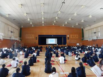 1期生が探究推進部の説明を聞くようす