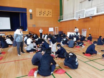 班ごとに課題に取り組むようす1