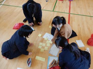 付箋に記した意見をグループ分けする生徒のようす