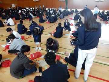 課題に取り組む生徒と声をかける職員のようす2