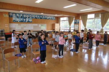 音楽室内で1年生が音楽の時間に歌いながらカスタネットを鳴らしている様子