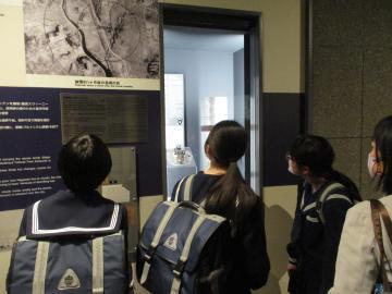 原爆資料館を見学する生徒の様子