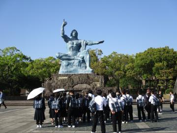 平和記念像を見学する生徒の様子