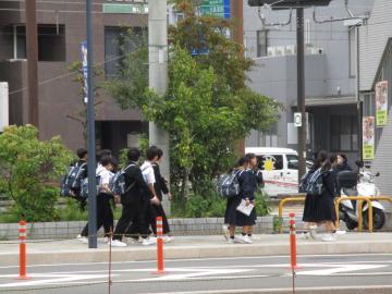 長崎市内見学を始める生徒の様子