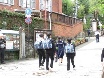 グラバー園に向かう生徒たちの様子