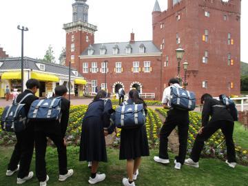 ハウステンボスで花を楽しむ生徒の様子