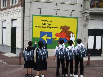 ミッフィーエリアに向かう生徒の様子