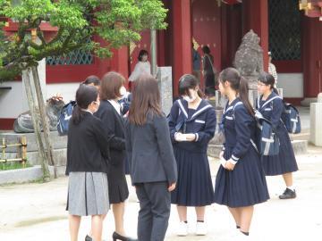 おみくじを確かめる生徒の様子