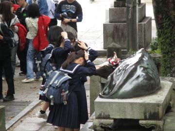 臥牛から知恵を授かる生徒たちの様子