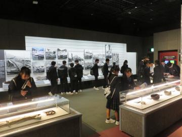 9年生が長崎原爆資料館の資料を真剣に見学している様子
