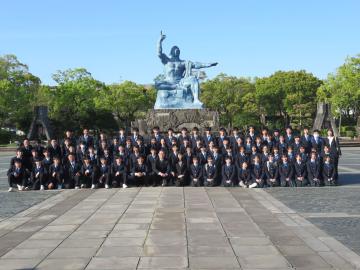 平和祈念像の前で9年生全員を撮影した写真