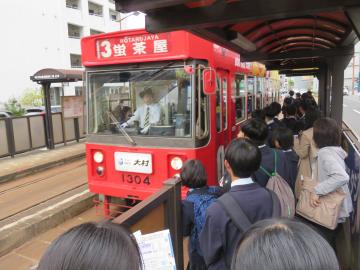長崎班別学習の移動に際して路面電車に乗車する様子