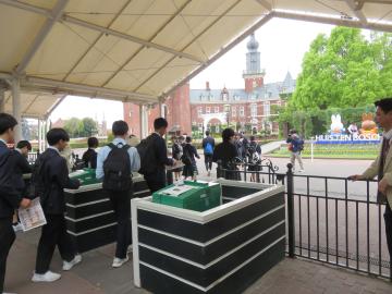 9年生が順序よくハウステンボスに入国している様子