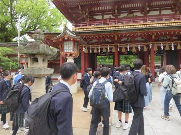 9年生が太宰府天満宮に学業成就のお願いに向かっている様子
