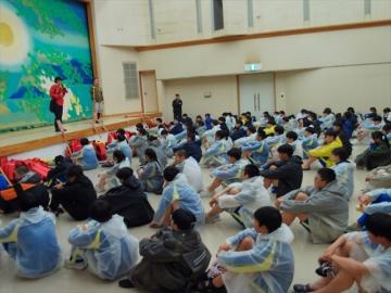 ペーロン会場で説明を聞いている様子