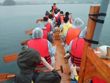 ペーロンの体験で船をこいでいる様子